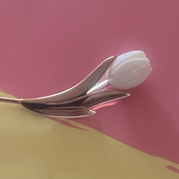 Vintage gold white tulip brooch stick pin - Picture 4 of 4